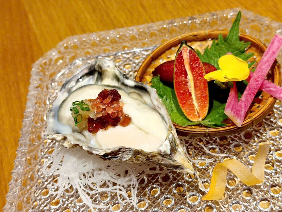 Chanh ngón tay rắc lên hàu sống và sashimi trong nhà hàng